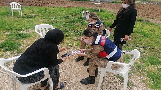 Jandarma köy köy gezerek 'Kadın Destek Uygulamasını'  tanıtıyor