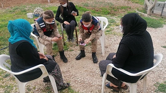 Jandarma köy köy gezerek 'Kadın Destek Uygulamasını'  tanıtıyor