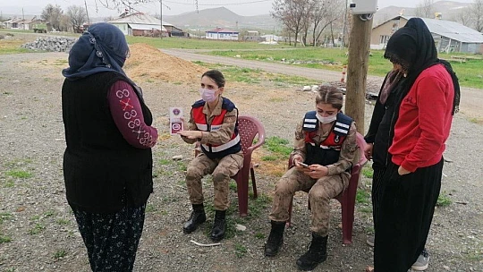 Jandarma köy köy gezerek 'Kadın Destek Uygulamasını'  tanıtıyor
