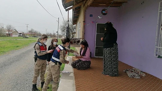 Jandarma köy köy gezerek 'Kadın Destek Uygulamasını'  tanıtıyor