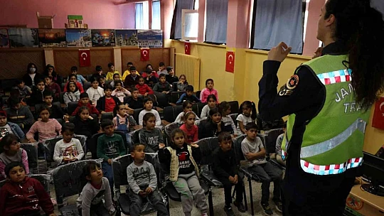 Jandarma, öğrencilere trafik güvenliği eğitimi verdi