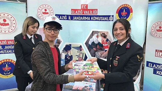 Jandarma ve özel öğrencilerden ortak stant