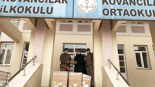 Jandarmadan öğrencilere hediye