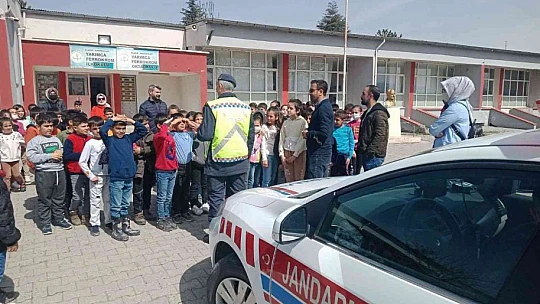 Jandarmadan öğrencilere trafik güvenliği eğitimi