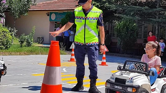 Jandarmadan öğrencilere trafik güvenliği eğitimi