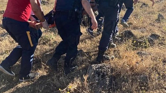 Kaçan keçiyi yakalamak isteyen kayalılardan yuvarlandı