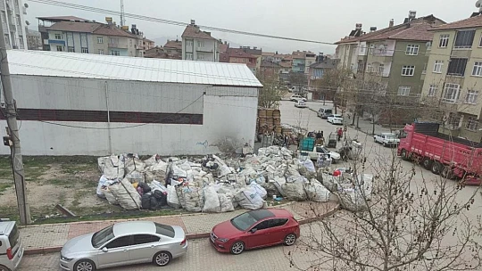 Kağıt toplayıcıları mahalleyi atık toplama merkezine çevirdi, yayılan kokular vatandaşı bezdirdi