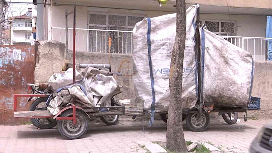 Kağıt toplayıcıları mahalleyi atık toplama merkezine çevirdi, yayılan kokular vatandaşı bezdirdi