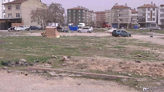 Kağıt toplayıcıları mahalleyi atık toplama merkezine çevirdi, yayılan kokular vatandaşı bezdirdi