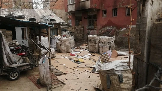 Kağıt toplayıcıları mahalleyi atık toplama merkezine çevirdi, yayılan kokular vatandaşı bezdirdi