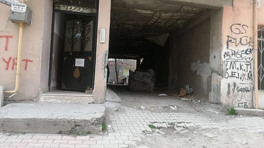 Kağıt toplayıcıları mahalleyi atık toplama merkezine çevirdi, yayılan kokular vatandaşı bezdirdi