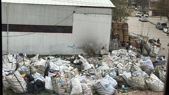 Kağıt toplayıcıları mahalleyi atık toplama merkezine çevirdi, yayılan kokular vatandaşı bezdirdi