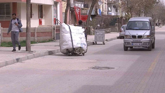 Kağıt toplayıcıları mahalleyi atık toplama merkezine çevirdi, yayılan kokular vatandaşı bezdirdi