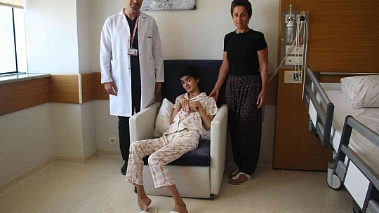 Kalbi durup bitkisel hayata giren genç kız kök hücre nakli ile hayata tutundu