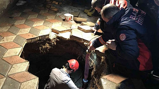 Kaldırımda yürürken bir anda kendini çukurda bulan adamın görüntüleri ortaya çıktı