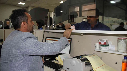 Kalp krizi geçiren vatandaşı kalp masajı ile hayatta tutan belediye personeli İHA'ya konuştu