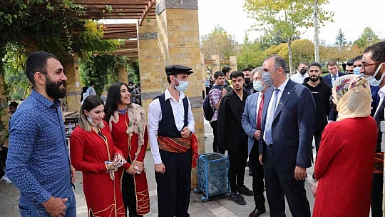 Kampüste öğrenciler halk oyunları ile gönüllerince eğlendi