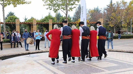 Kampüste öğrenciler halk oyunları ile gönüllerince eğlendi