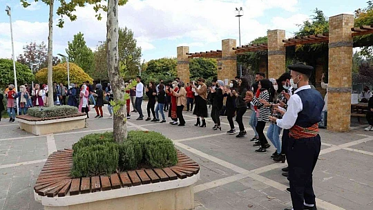 Kampüste öğrenciler halk oyunları ile gönüllerince eğlendi