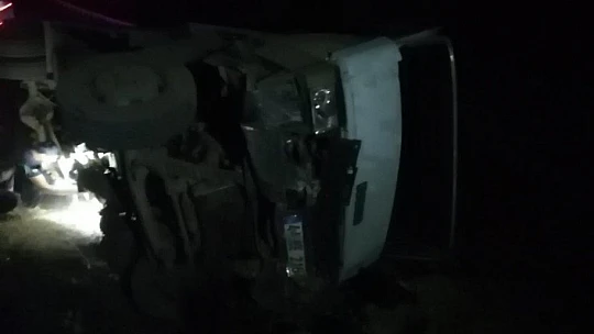 Kamyon kazasına giden itfaiye aracı şarampole devrildi