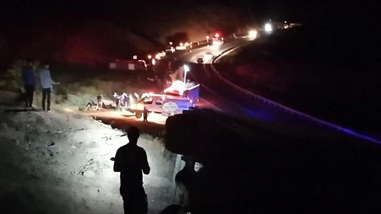 Kamyon kazasına giden itfaiye aracı şarampole devrildi