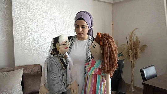 Kaniye öğretmen 'kuklaların sesi' oldu