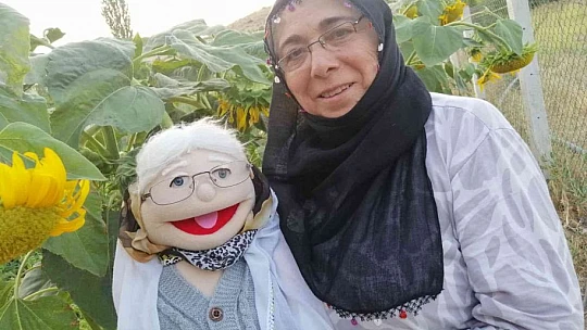 Kaniye öğretmen 'kuklaların sesi' oldu