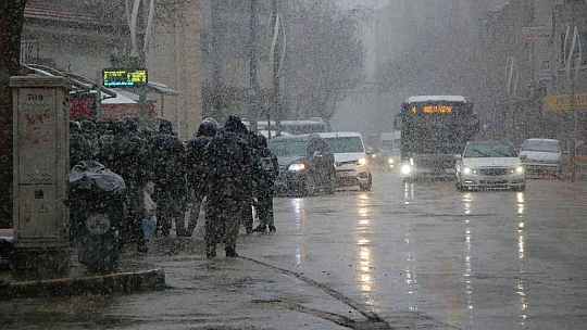 Kar, Elazığ'ı etkisi altına aldı