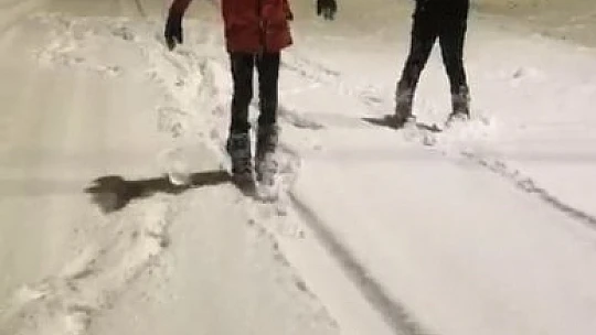 Kar Elazığ'ı kapladı, 3 kafadar kayak takımlarını alıp caddeleri kayakla gezdi