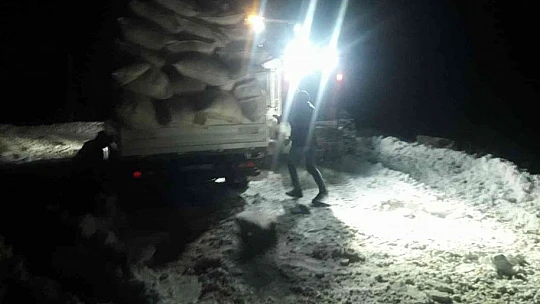 Kar nedeniyle yolda mahsur kalan saman yüklü kamyonet, ekipler tarafından kurtarıldı