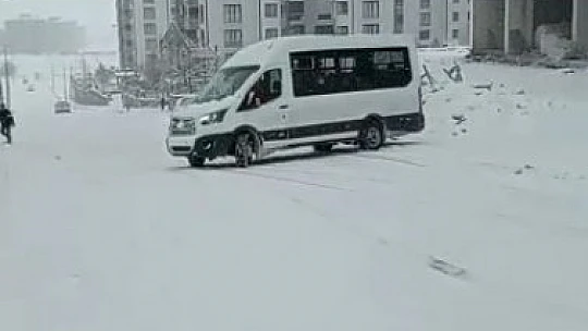 Kar nedeniyle yollar buz pistine döndü, araç sürücüleri zor anlar yaşadı