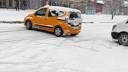 Kar nedeniyle yollar buz pistine döndü, araç sürücüleri zor anlar yaşadı