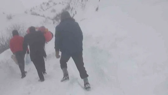 Kar nedeniyle yolları kapanan köylüler at ile erzak taşıdı