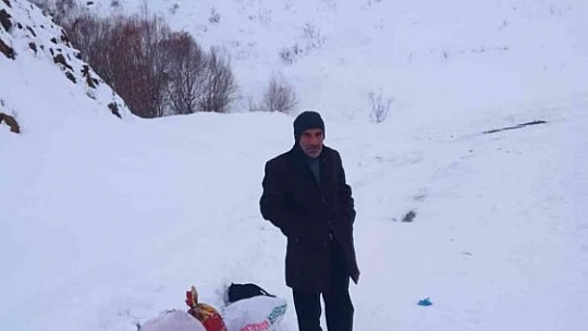 Kar nedeniyle yolları kapanan köylüler at ile erzak taşıdı