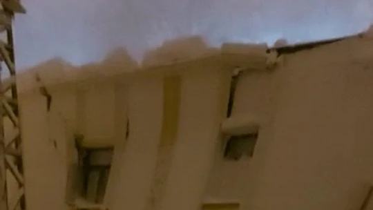Kar yağışı nedeniyle düğün salonu çöktü