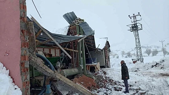 Kar yağışına dayanamayan un değirmeni çöktü