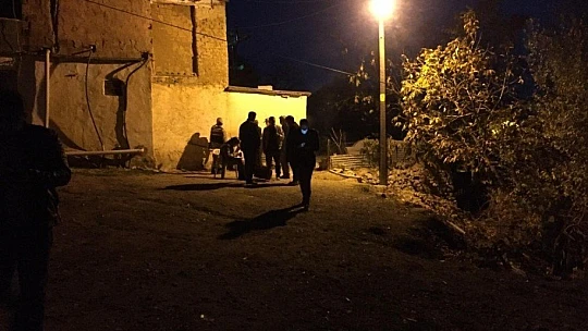 Kardeş, kazara özçekim yapan ağabeyi ve 3 arkadaşını tüfekle yaraladı