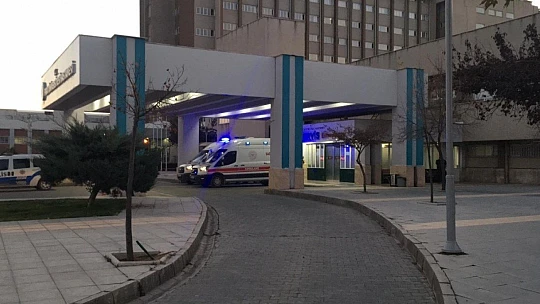 Kardeş, kazara özçekim yapan ağabeyi ve 3 arkadaşını tüfekle yaraladı