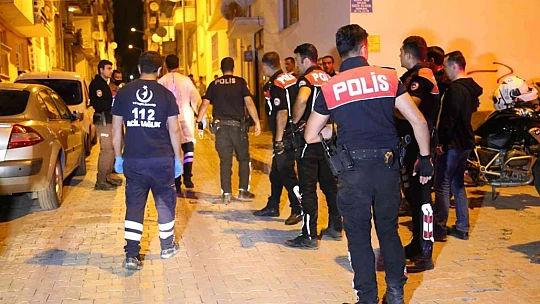 Karısını öldürmüştü: Cinayetten önce evin kapısına bıçakla 'Sonunuz geldi', 'Ölün' yazdığı iddia edildi