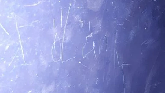 Karısını öldürmüştü: Cinayetten önce evin kapısına bıçakla 'Sonunuz geldi', 'Ölün' yazdığı iddia edildi