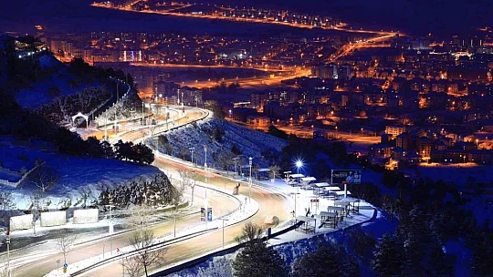 Karla kaplanan Harput'ta gece ışıkları ile görsel şölen