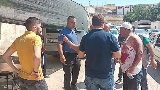 Kasaplar bıçakla üzerine yürüdükleri gazetecileri darp etti
