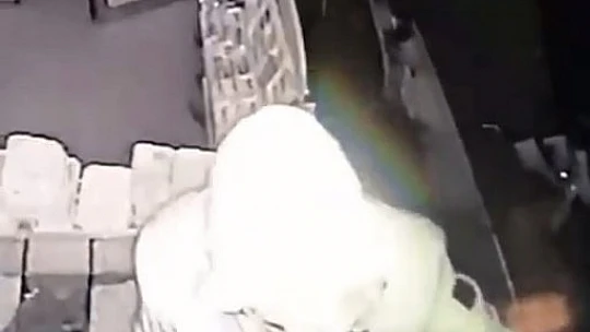 Kaşla göz arasında 17 bin TL nakit ve 50 bin TL değerinde sigara çaldılar