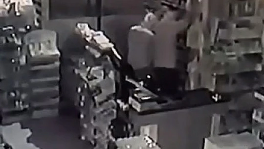 Kaşla göz arasında 17 bin TL nakit ve 50 bin TL değerinde sigara çaldılar