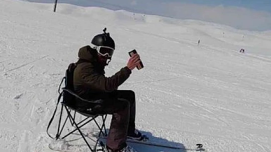 Kayak takımlarıyla alışverişe çıkmıştı, bu kez sandalye ile hem kaydı hem de çay keyfi yaptı