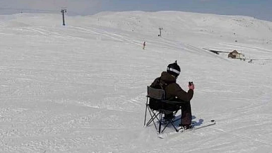 Kayak takımlarıyla alışverişe çıkmıştı, bu kez sandalye ile hem kaydı hem de çay keyfi yaptı