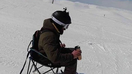 Kayak takımlarıyla alışverişe çıkmıştı, bu kez sandalye ile hem kaydı hem de çay keyfi yaptı