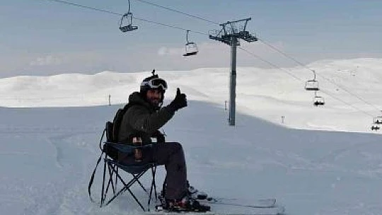 Kayak takımlarıyla alışverişe çıkmıştı, bu kez sandalye ile hem kaydı hem de çay keyfi yaptı