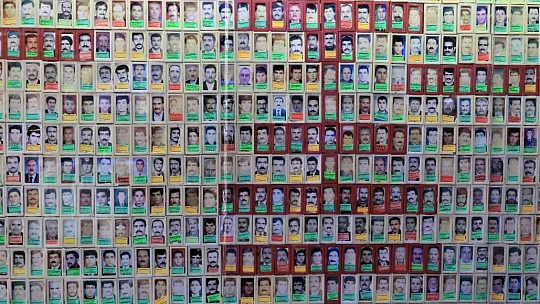 Kaybettikleri yakınlarını görmek için bu berbere uğruyorlar