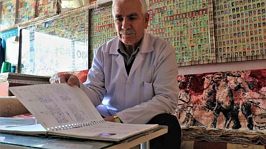 Kaybettikleri yakınlarını görmek için bu berbere uğruyorlar